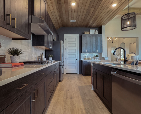 Kitchen cabinets in EVRGRN Vattern with 5-piece doors and gold pulls