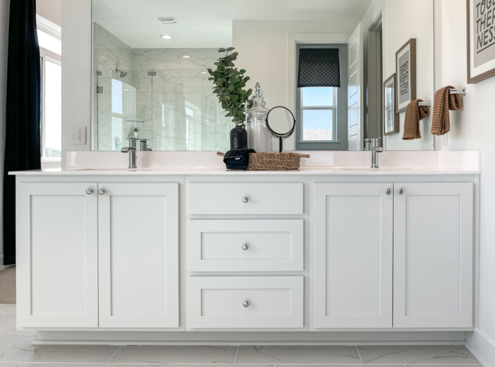 Bathroom Vanity in Extra White with Shaker Doors