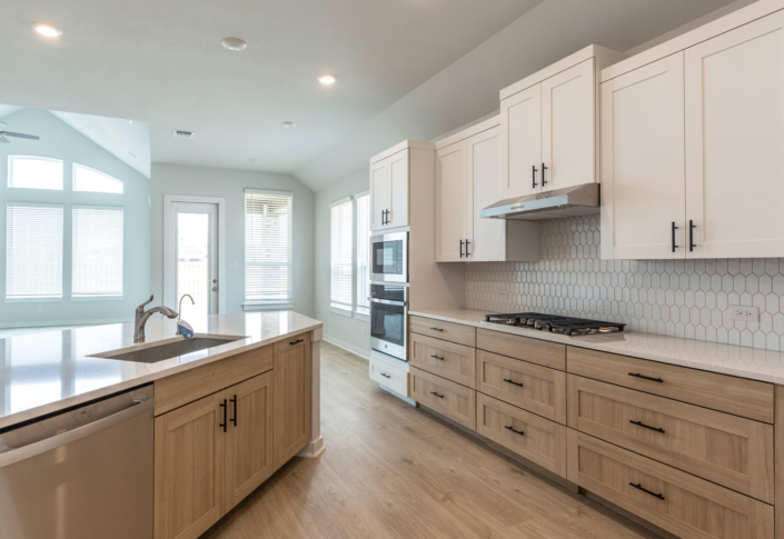 Kitchen with EVRGRN Biscay lowers, Luxe uppers and 5 piece doors