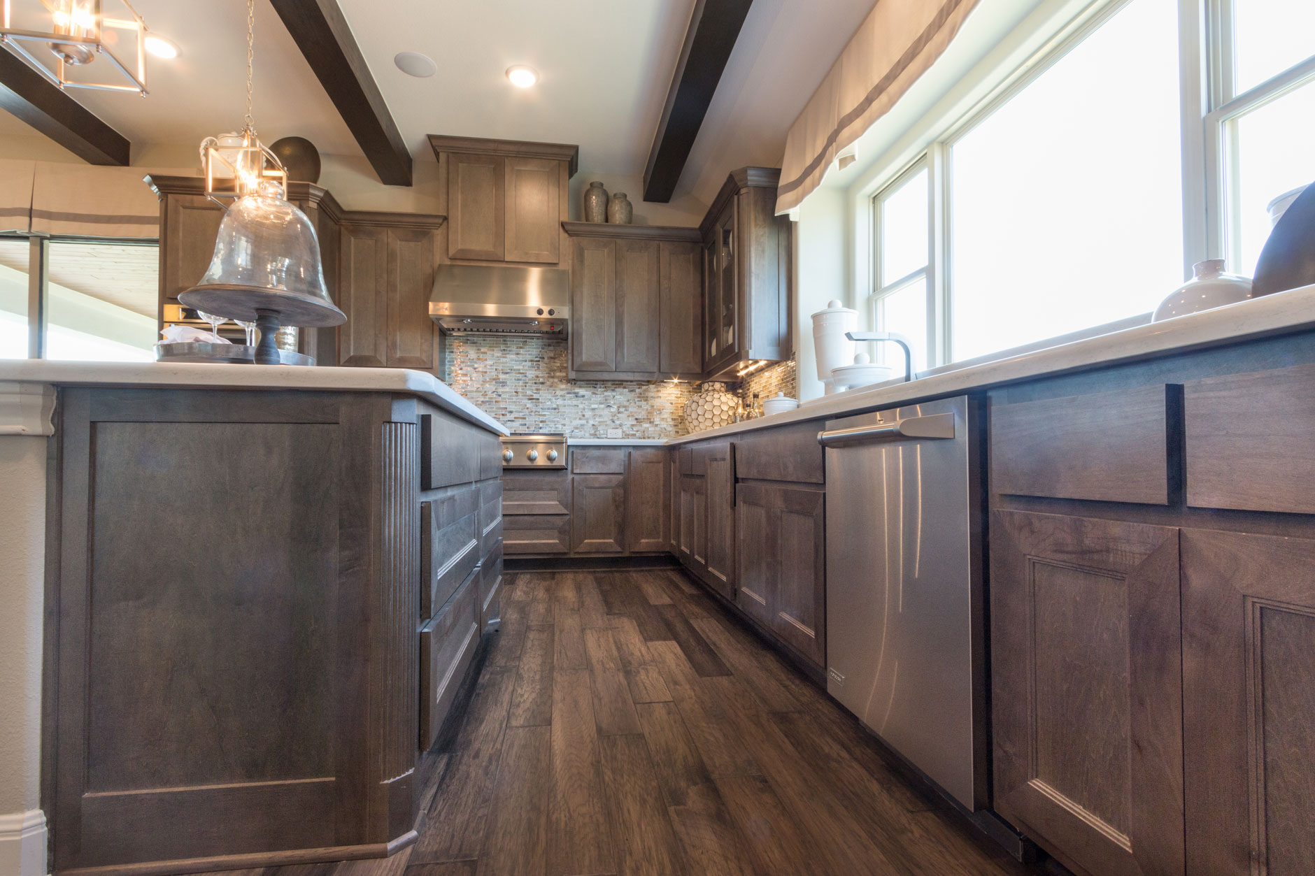 Kitchen island in Maple Driftwood with Terrazzo doors