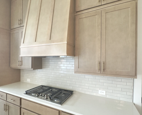 Kitchen in maple Savaii with custom wood Shaker vent hood