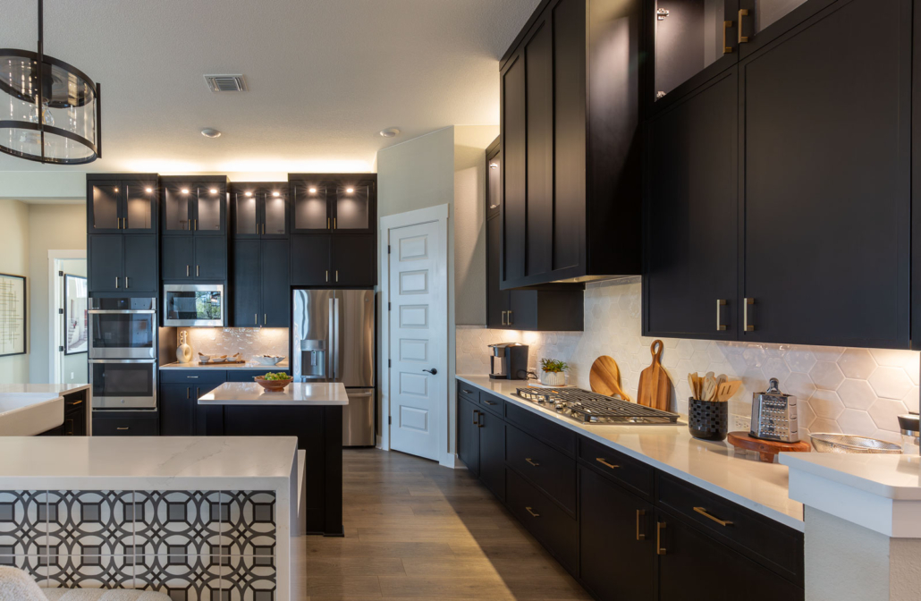 Kitchen in Breu black paint with Slim Shaker doors and Shaker vent hood