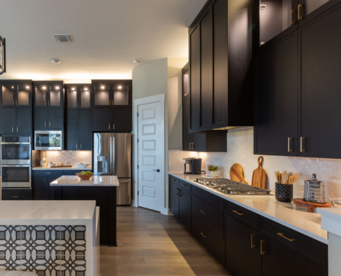 Kitchen in Breu black paint with Slim Shaker doors and Shaker vent hood