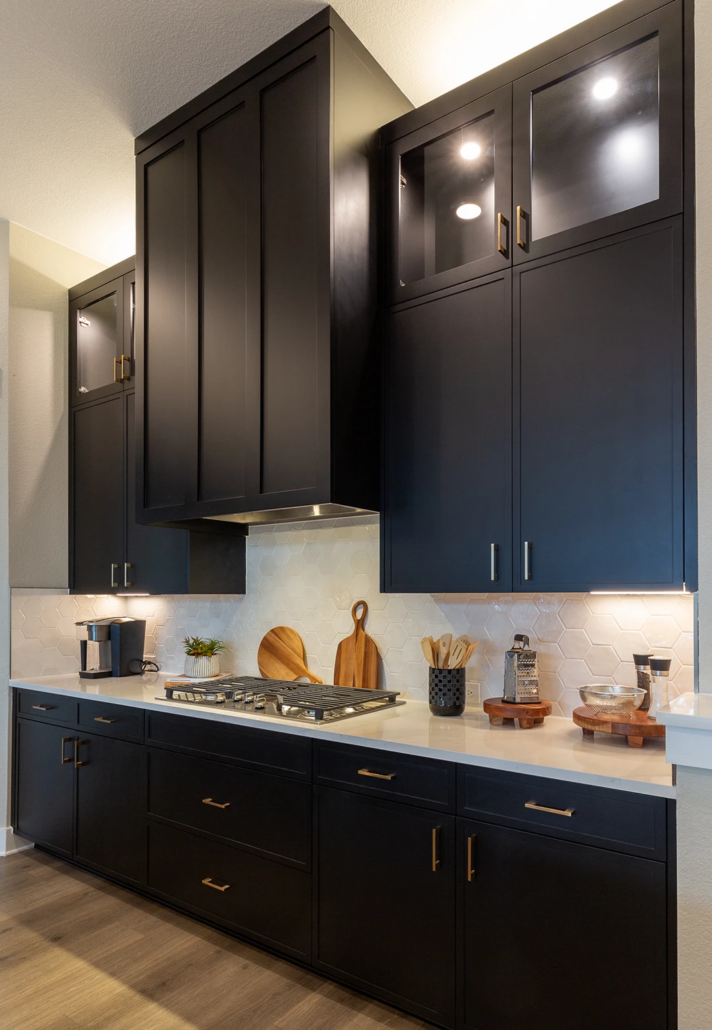 Kitchen with slim shaker doors and Shaker vent hood in Breu black paint