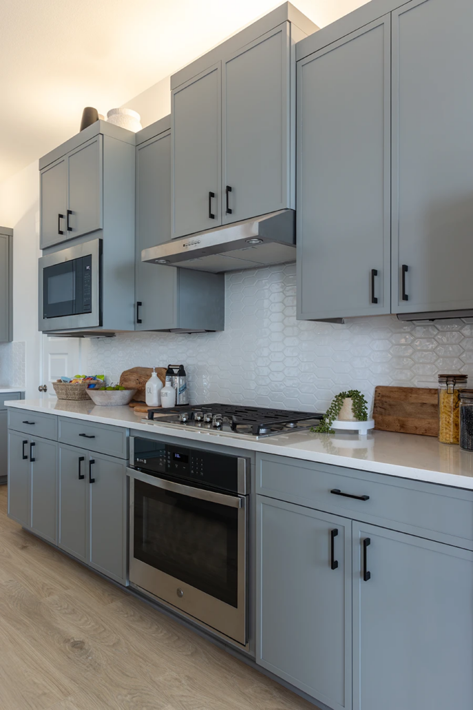 Kitchen with Slim Shaker doors in Costa gray with black pulls