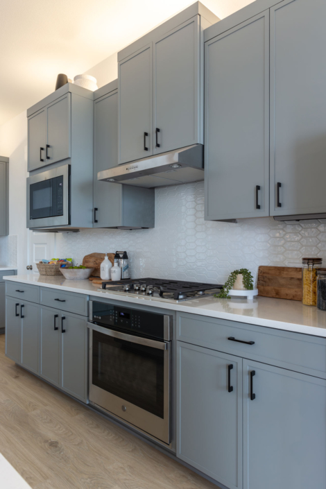 Kitchen perimeter cabinets with Slim Shaker doors in Costa gray and black pull handles